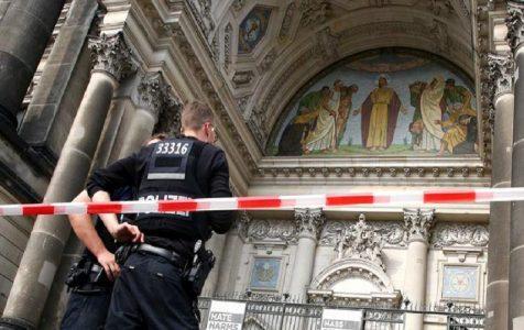 Police officer shoots man with knife at Berlin Cathedral