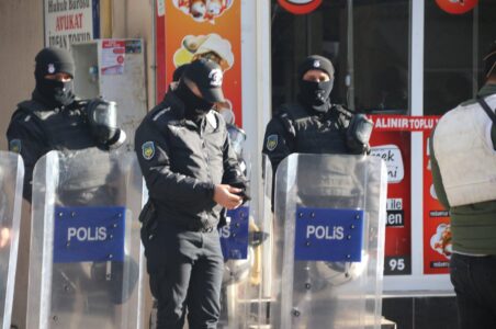 Eight terror suspects among eighteen nabbed at the Turkish borders