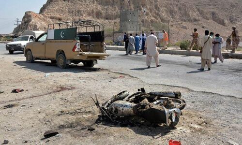 Islamic State suicide bomber killed six soldiers in southwestern Pakistan