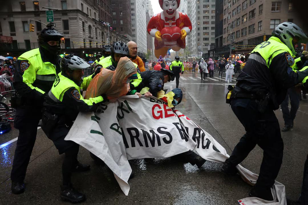 Pro-Palestinian protesters arrested at New York Thanksgiving parade