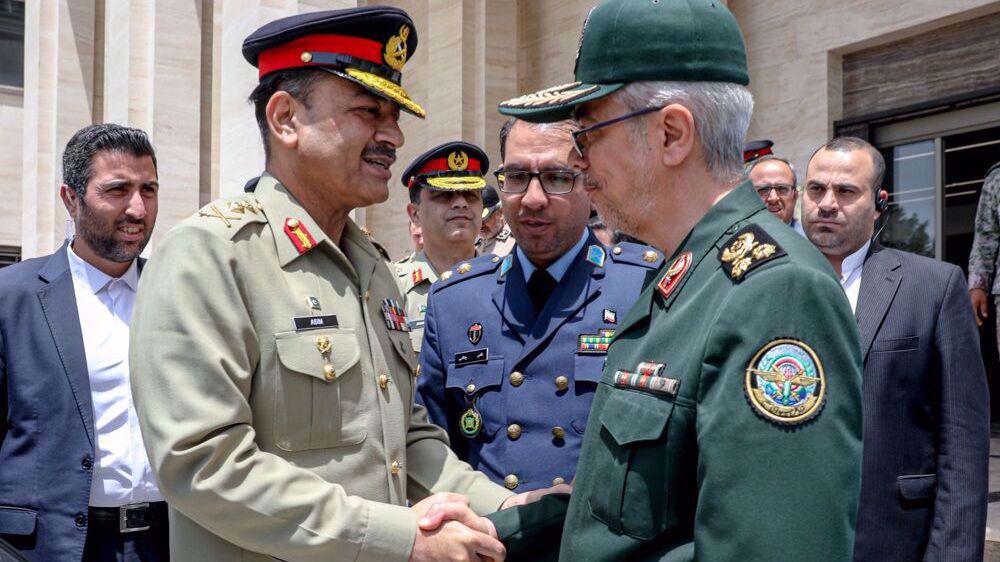 Iranian, Pakistani military chiefs urge fight against terrorism to boost border security